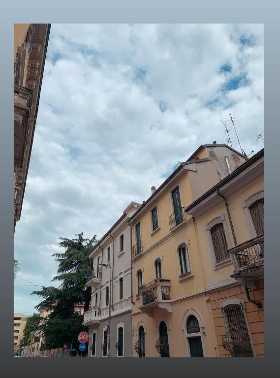 Facciata edificio giallo