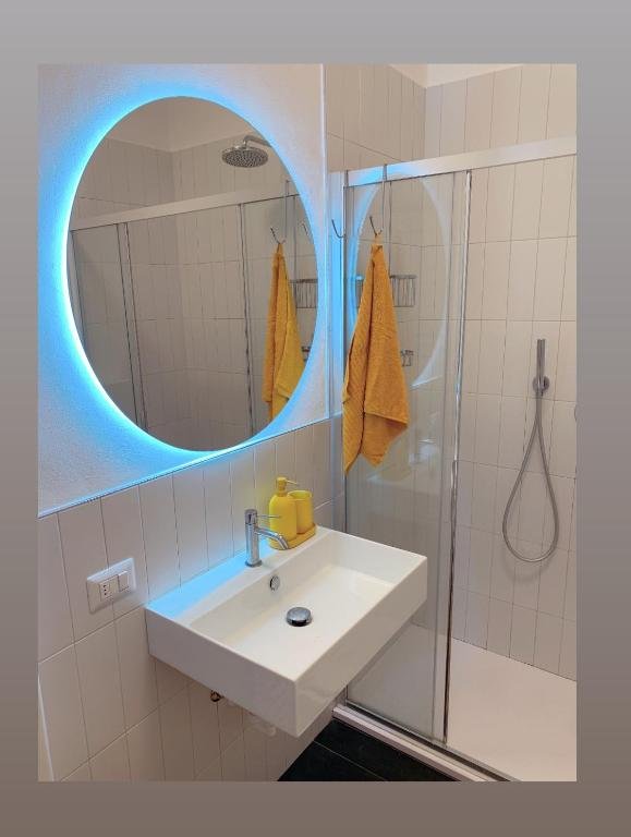 Bagno con specchio LED