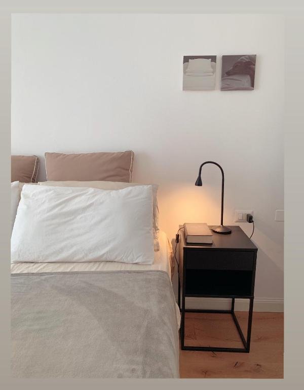 Living con divano e parete gialla