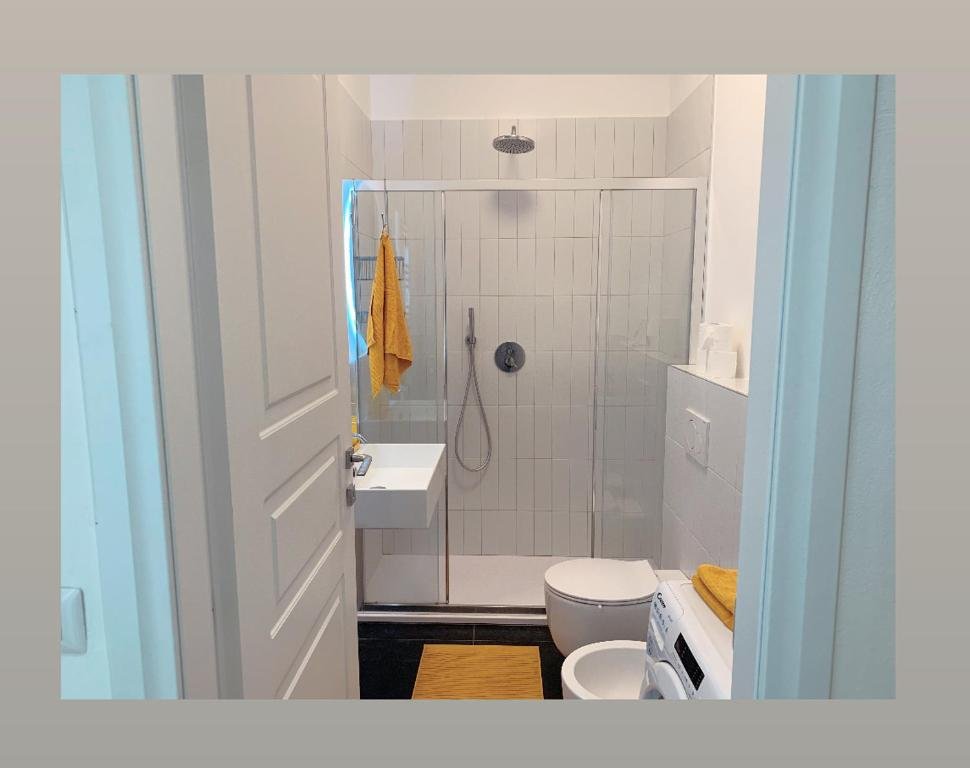 Bagno con asciugamani gialli