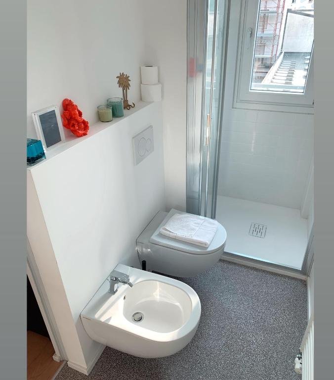 Bagno preparato con asciugamani freschi dopo il turnover