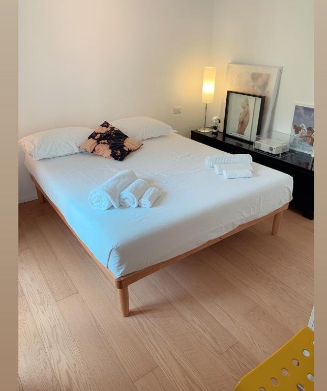 Camera da letto con asciugamani