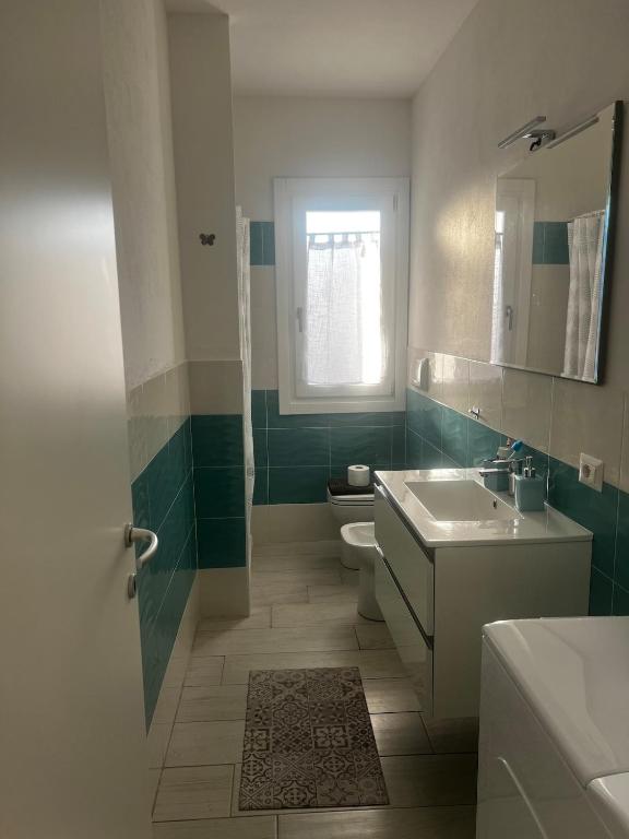 Bagno con lavabo e WC