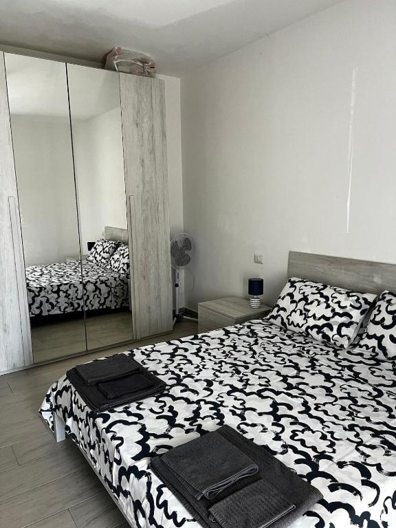 Camera da letto con specchio