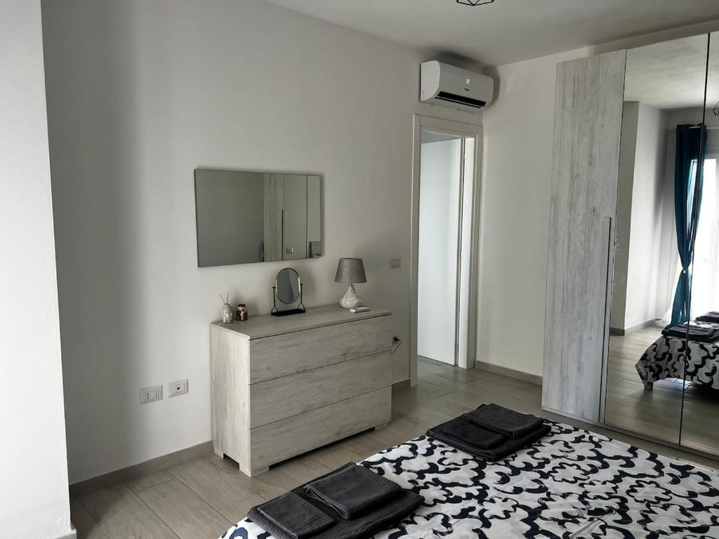 Camera da letto con TV a parete